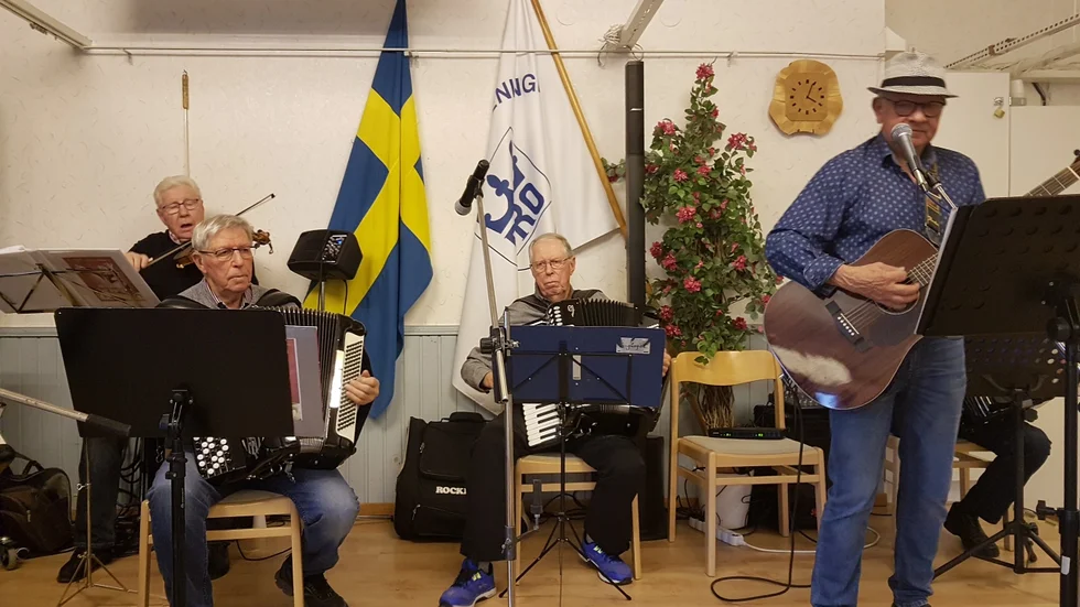 Garderobsgänget underhöll på PRO-mötet.