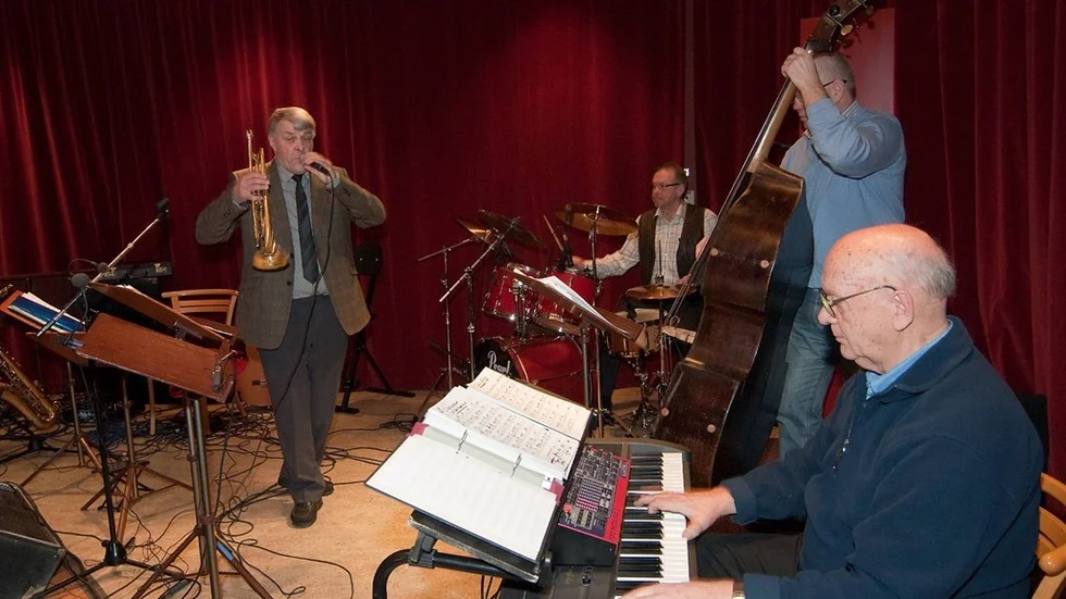 Swänggäng på scenen. Per-Erik Öhman spelade och sjöng tillsammans med kompbandet bestående av "Fille" Lindström, Piano, Ulf Sundström, bas, och Mats Sundström, trummor.