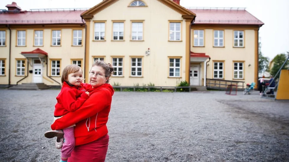 Ska vara kvar. Anna Widén, ordförande i Svartöstadens intresseförening, ser bara fördelar med en liten skola. Hon lovar att kämpa för Svartöstadsskolan om det kommer ett nedläggningsförslag . I famnen har hon dottern Bianca.