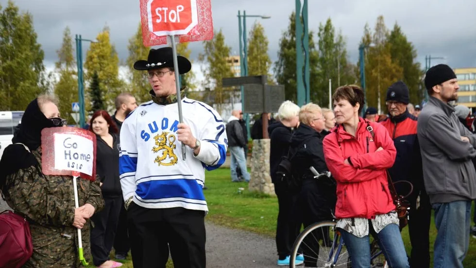 "Go home Isis" har Anneli Eantala och Harri Taurianen skrivit på sina skyltar.