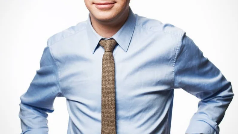 I flera år har Johan Glans tagit sin stand-up ut i världen, med bland annat ”World tour of Skandinavien” och ”World tour of the world”. Men nu ligger fokus på stand-up i Sverige. 