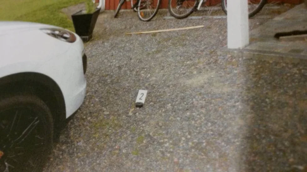 Bevis. Mellan målsägarens bil, som blev svårt skadad, och huset hittades en tomhylsa.