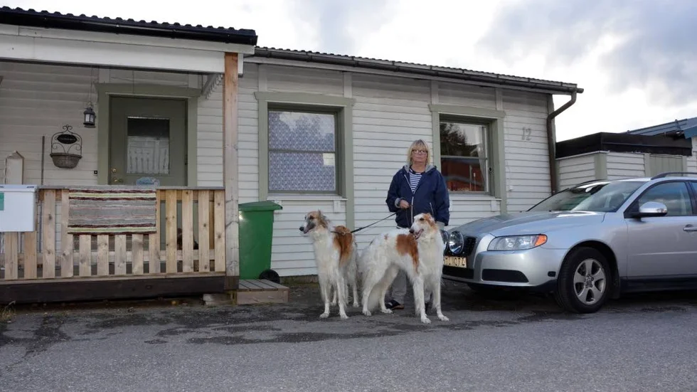 Hemma. Leila Holmström utanför huset där hon och Kent Holmström bor i Malmberget.