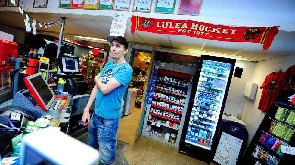 Nya lösnigar. Kioskägaren Henrik Eriksson försöker hitta nya varor som kan locka till sig kunder. Lösgodis och pokaler är några nyheter.