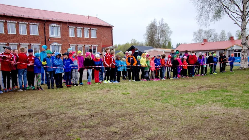 På era platser. Ytterbyskolans elever var trots det dåliga vädret peppad på att springa loppet.