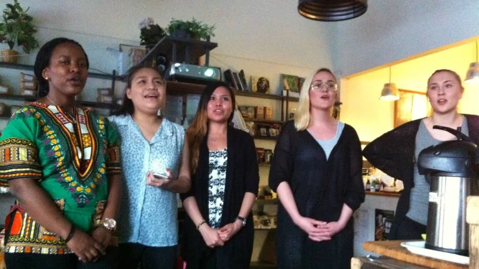 Nationalsång. Noelle Simbi Kanamugire från Rwanda, LooLu Moo från Burma, Zahra Rezai från Afghanistan och Paulina Carlman och Lovisa Andersson, Sverige sjunger Sydafrikas nationalsång.