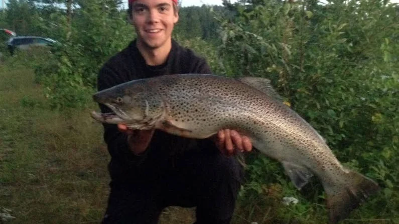 Glad öringsfiskare. Adam Älgamo, Niemisel går upp på andra plats i den hårda öringsklassen med den här fina öringen på 6730 gram fångad i Luleälven.