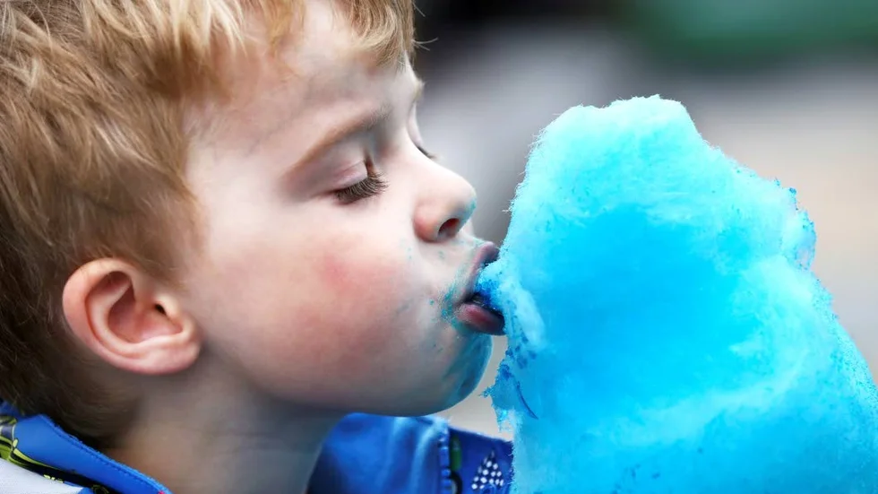Njöt. William Hortlund, 4 år, fick en sockervadd dagen till ära. Det gick inte att ta miste på uppskattningen.