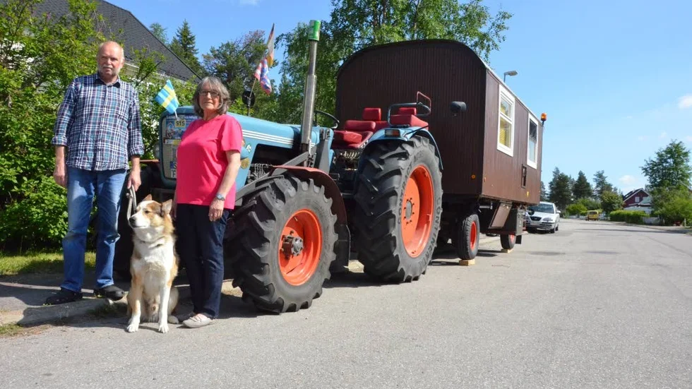 Långväga resenärer. Paret Müller tillsammans med hunden Charly har rest från Tyskland till Gällivare med traktor.