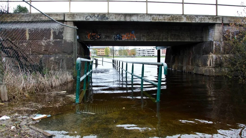 Simma lugnt. Här vid Lillån mellan Lillavan och Svartbyträsket hade gångpassagen under järnvägen blötlagts.