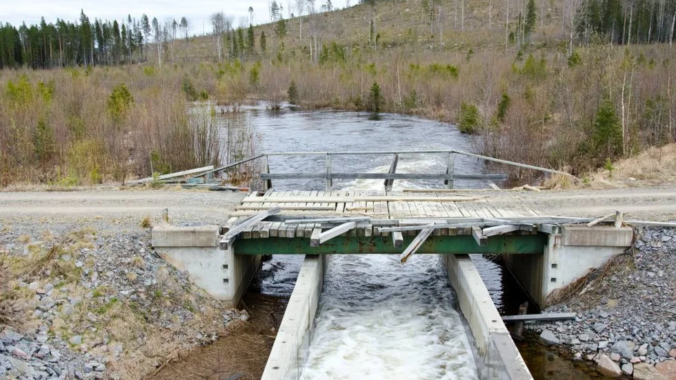 Karsträsket. Vatten släpps förbi alla tre kraftverken i Ljusåsystemet. Här utloppet från Karsträsket.
