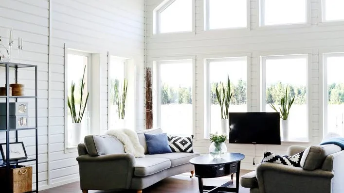 Vi har jobbat varenda dag och varenda kväll i ett år med huset, till slut började man ju fundera om vi skulle ha några vänner kvar när vi var färdiga. Men det är en naturlig del av att bygga hus och nu är många av dem som tyckte vi var upptagna i samma situation, kommenterar Emelie husbyggartiden.