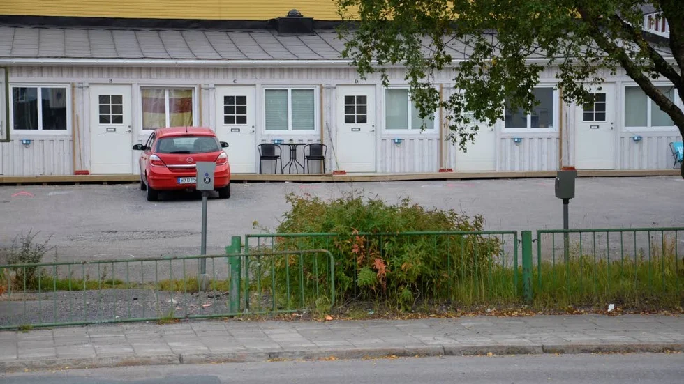 Ombyggt.  Det är det här tidigare garaget i anslutning till Sandviksgatan som anmälan gäller. Miljö- och byggnadsförvaltningen anser att det byggts om till bostäder utan bygglov.