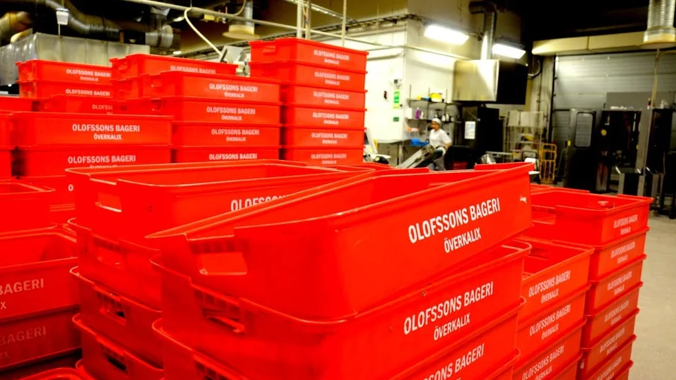 Distrubierar. Olofssons bakar 90 procent av brödet de säljer själva men de distrubierar även bröd från bagerier i övriga Sverige och en del från Finland.