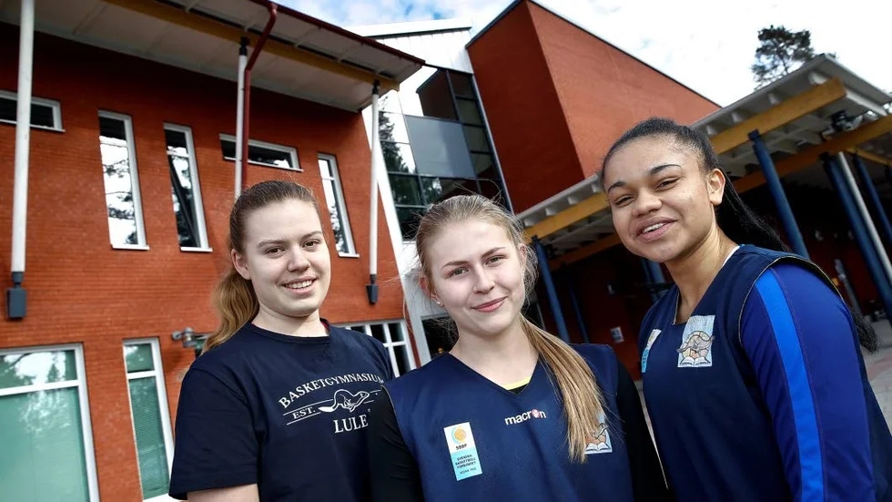 Tränar. Amanda Söderqvist, Matilda Eriksson och Felicia Ponturo går på basketgymnasiet i Luleå.