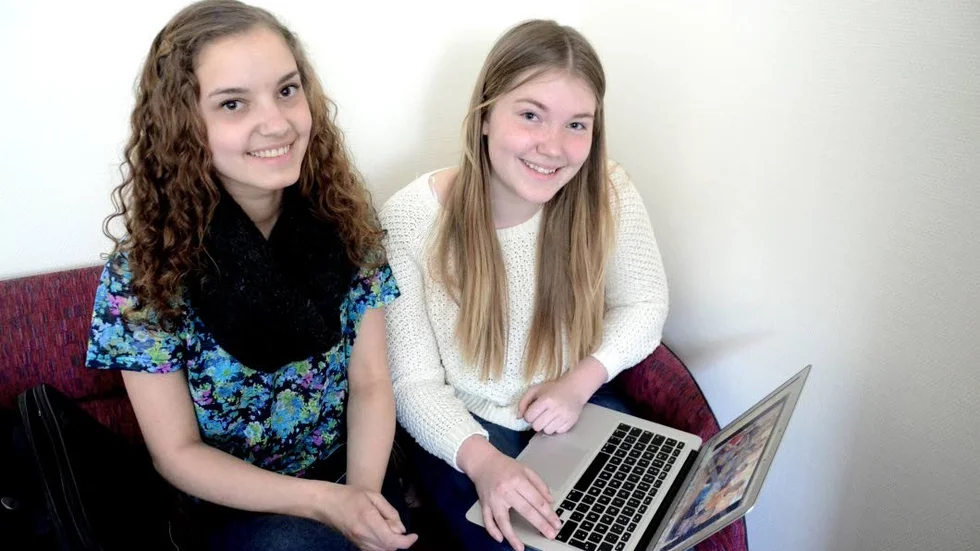 Jordbävningen ororar. Lovisa Bergdahl och Maja Pekkari är glada över att de har så många bilder från skolan i Katmandu. "Nu är vi oroliga för hur det gått för barnen som åkte hem till byarna i helgen", säger de.