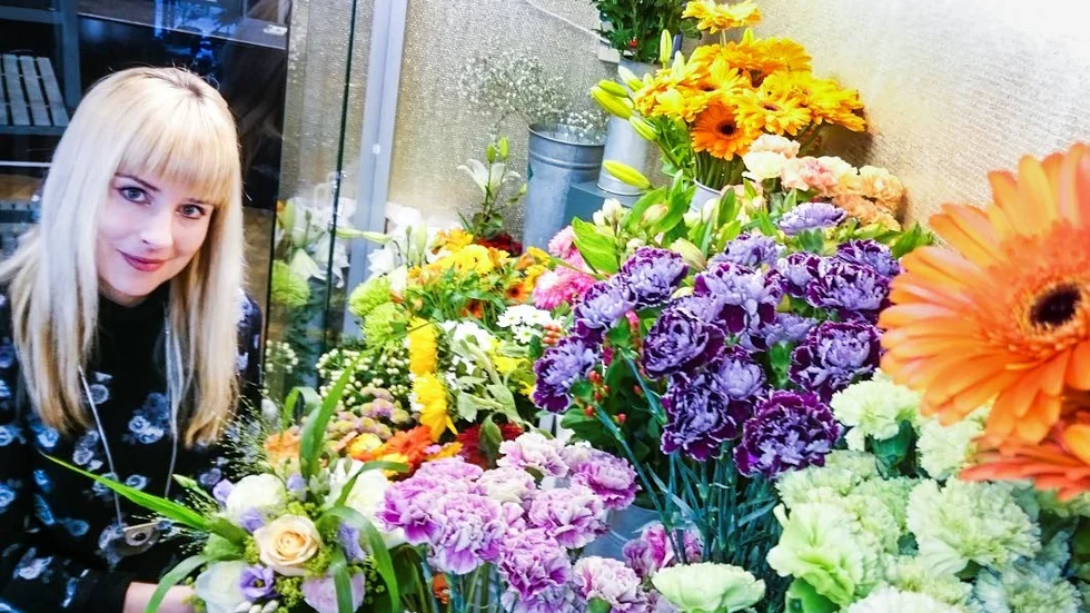 Nina Johansson, florist på Bellis blommor skapade blomsterarrangemangen till bröllopstestet. "Det hetaste just nu är att det ska kännas som att man har plockat brudbuketten själv ute i trädgården," säger hon.