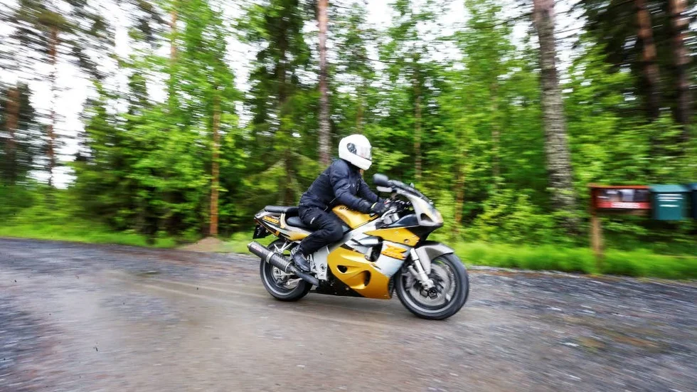 Tjusningen. Friheten är tjusningen med motorcyklar enligt Ann-Louise Samuelsson. Att ta en kurva perfekt ger dessutom en endorfinkick.