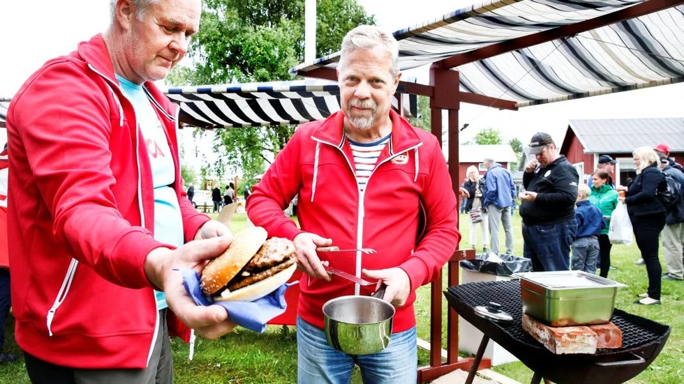Hamburgare. Kent Bäckström och Kenneth Lundberg fixade maten.