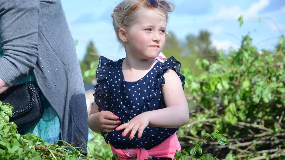 Ebba Engman från Luleå såg till att midsommarstången höll högsta klass.