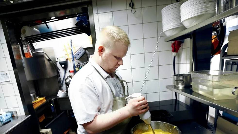 Fantastiskt roligt. Anton Wikberg beskriver jobbet som kock i ett restaurangkök som fantastiskt roligt.