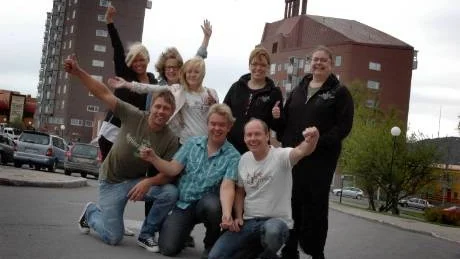 FINVÄDER. När festivalstaben ställer upp för fotografering blåser isande vindar över Kiruna. Om sju dagar drar festivalen igång - och då blir det finväder. Det har staben beställt.  Foto: Åsa Poromaa