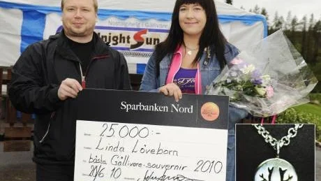 VINNARE. Jerker Johansson från kommunen presenterade Linda Löveborn, vinnaren i Gällivare kommuns souvenirtävling.