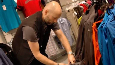 MÄRKESKLÄDER. Tjuvar har stulit märkeskläder för minst 30.000 kronor på Intersport i Kiruna.