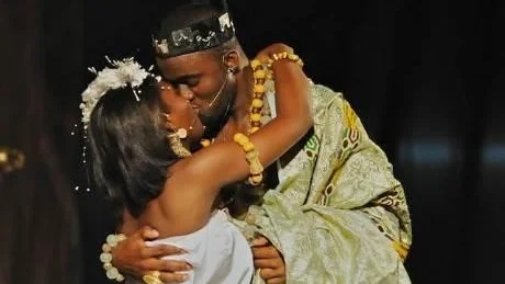 ASKUNGEN OCH PRINSEN. Cinderella (Ruth Okaniokor Okan-Adjetey) och prinsen Osei Bonsu Ghulam.