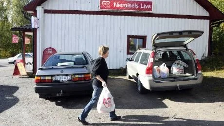 GLESBYGDSPOLITIK. Hillevi Sandström är på väg mot bilen med varor som ska skjutsas ut till kunderna. Foto: Roland S Lundström