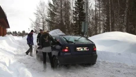 KÖRDE FAST. Det var inte bara rullstolar som hade bekymmer med snön. Föraren till en blå Renault fick kämpa länge i snön men lyckades till sist, med lite hjälp, komma loss.