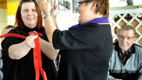 KNÖT BAND. I stället för att klippa band för att inviga den nya samlingsplatsen knöt kommunalrådet Yvonne Stålnacke och Lena Mella Järvi, en av de anställda, band med varandra.  "Vi behöver fler sådana här platser", säger Stålnacke.