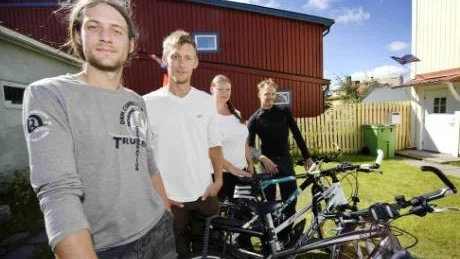 I MÅL. De fyra kompisarna Mattias Sundberg, Mikael Sundberg, Anneli Söderlund och Mattias Fridegård har cyklat ända från Söderhamn till Kiruna.  Foto: Mattias Forsberg