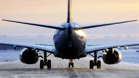 RENGJORDA BANOR. Även taxibanorna till och från rullbanan måste borstas och underhållas vid en flygplats. Här ett SAS-plan, som nyss landat, på väg mot flygstationen.