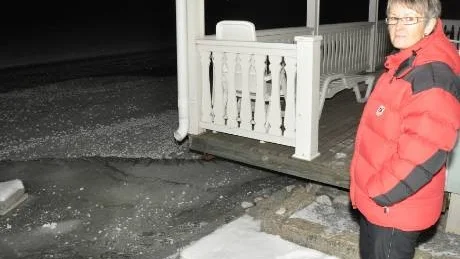 SPÄND VÄNTAN. Eva Eriksson kan bara hoppas att vattnennivån inte höjs ytterligare. Några centimeter till så når vattnet hennes stuga.
