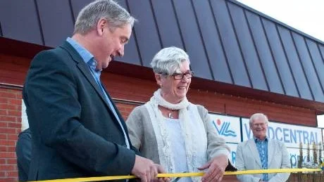 VÄLPUTSADE LEENDEN. Kent Ögren (S), Monica Carlsson (V) och tandvårdschefen på landstinget Klas Tunbrå invigde nya Folktandvården Boden.
