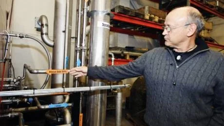 SISTA RENING. Metangasen som gått igenom hela slingan renas en sista gång med hjälp av vatten för att nå  en metanhalt på 97 procent. Jim Jarlenfors visar hur det går till.