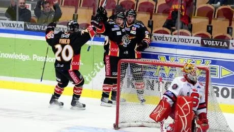 Chris Abbott har precis slagit in 3-1 bakom Pontus Sjögren och jublar tillsammans med broder Cam och Joonas Vihko.