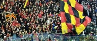 Fans kastades ut