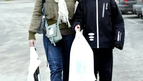 ALLDELES FÖR DYRT. "Det är redan nu alldeles för dyrt att parkera i Luleå centrum. Kommunen borde ta efter Piteå - där är det gratis", säger Helena Hansson Backman, Alvik. Till höger sonen Gideon.