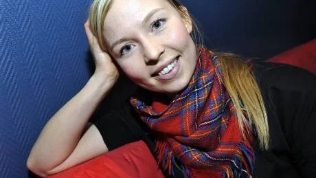 FESTIVALAKTUELL. Sofia Jannok gör ett uppträdande på Talvatisfestivalen i Jokkmokk.