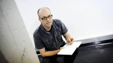 MONOLAKE. Hemma i Berlin har ljudkonstnären och musikern Robert "Monolake" Henke förberett ljuden till verket Gaz. I Havremagasinets källare spelar han nu in nya ljud.