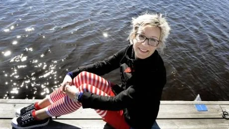GLITTRANDE. Musik och verksamhetsledare vid Musikhögskolan i Piteå till vardags. Snart rattar hon en ostindienfarare från Götheborg mot Stockholm, Marita Henneingsdotter Lovnér är redo att kasta loss.