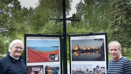 PROTOTYP AV SJÖMÄRKE. Filmaren Boris Ersson och formgivaren                       Alf-Arne Harjo med det sjömärke de tagit fram och som innehåller berättelser om den ö de kommer att sättas ut på. Dessutom en mediaport, där intresserade kan                        gå in och med hjälp av mobiler och datorer se filmer och lyssna på intervjuer och information.  Foto: Anders Alm