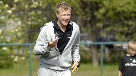 ledare. Magnus Hedman har en lång spelarkarriär bakom sig med spel i bland annat AIK, Celtic och Chelsea. Just nu är han på plats i Luleå och hjälper till med Baiks fotbollsskola.Foto: Håkan Stridblom