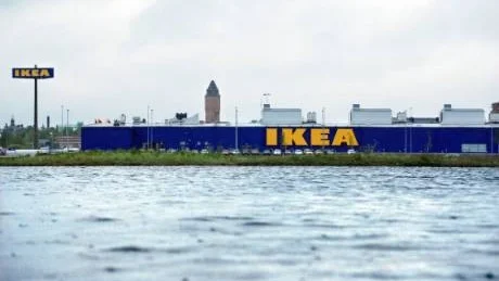 SMÅ MARGINALER. Vattennivån i Stadsviken är reglerad, men om Torneälvens vatten stiger över vallen ovanför ligger Ikeas och Ikanos varuhus risigt till.