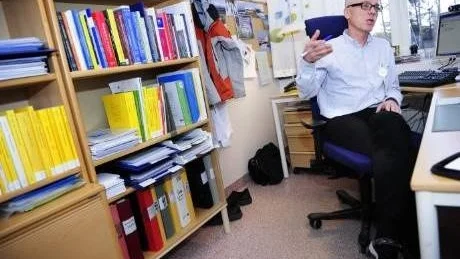 KRITISK. Mats Eliasson, docent och överläkare vid medicinavdelningen på Sunderby sjukhus, är inte alls nöjd med hur arrestvakterna uppges ha agerat mot diabetikern Joakim Söderena.