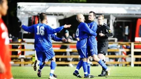 SERIELEDARE. Alviks IK vann seriefinalen mot Kiruna FF med 4-0. Tommy Mörsare (längst till höger) kramas om av Leo Österberg efter 3-0-målet.