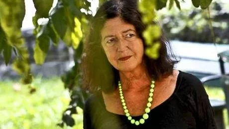 MATERIAL. Agneta Klingspor skriver nästan alltid med utgångspunkt från sig själv och sitt eget liv. "Men jag tycker inte att jag blottar mig, eftersom jag betraktar mig som ett material blottar jag mig inte."