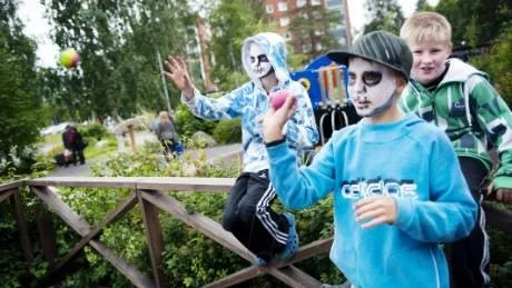 FESTMÅLADE. Det fanns gott om barn och ungdomar vid Örnäsets centrum på lördagen. Bland dem som hade fixat till sig extra fanns Linus och Nikita Hagman.
